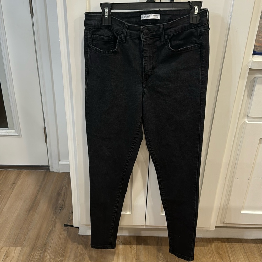 Women’s size 8 in great condition black jeans.